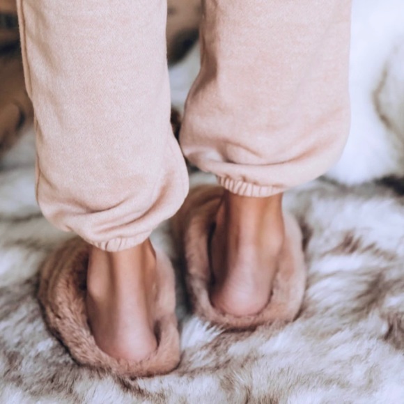 Nude faux fur slipper slides crisscross straps - Picture 5 of 10